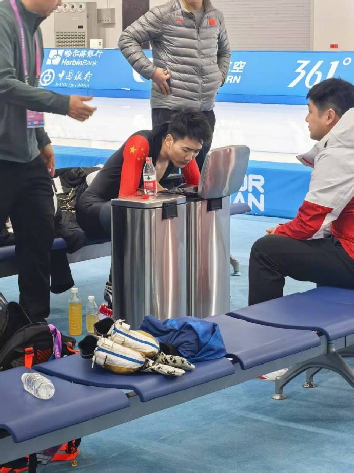 mksports体育🥺高亭宇回应累吐了:昨天受了点伤 筋疲力尽的时候反应出来了